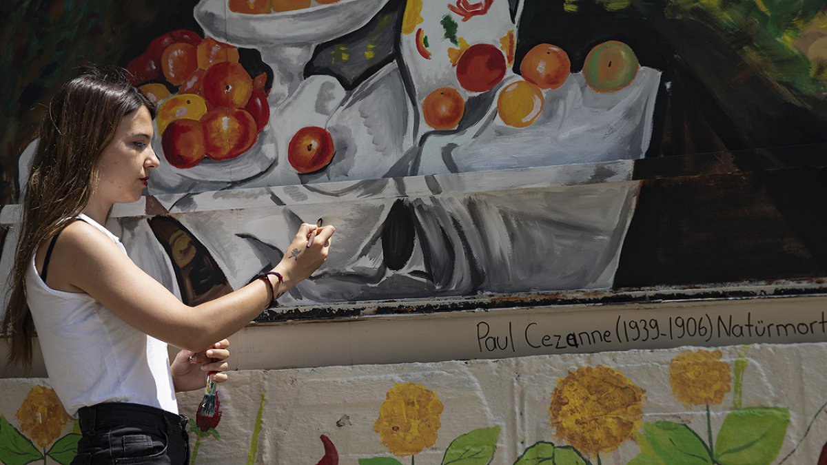 İzmir’de üniversiteliler ortaokul bahçesini ünlü ressamların eserleriyle renklendirdi