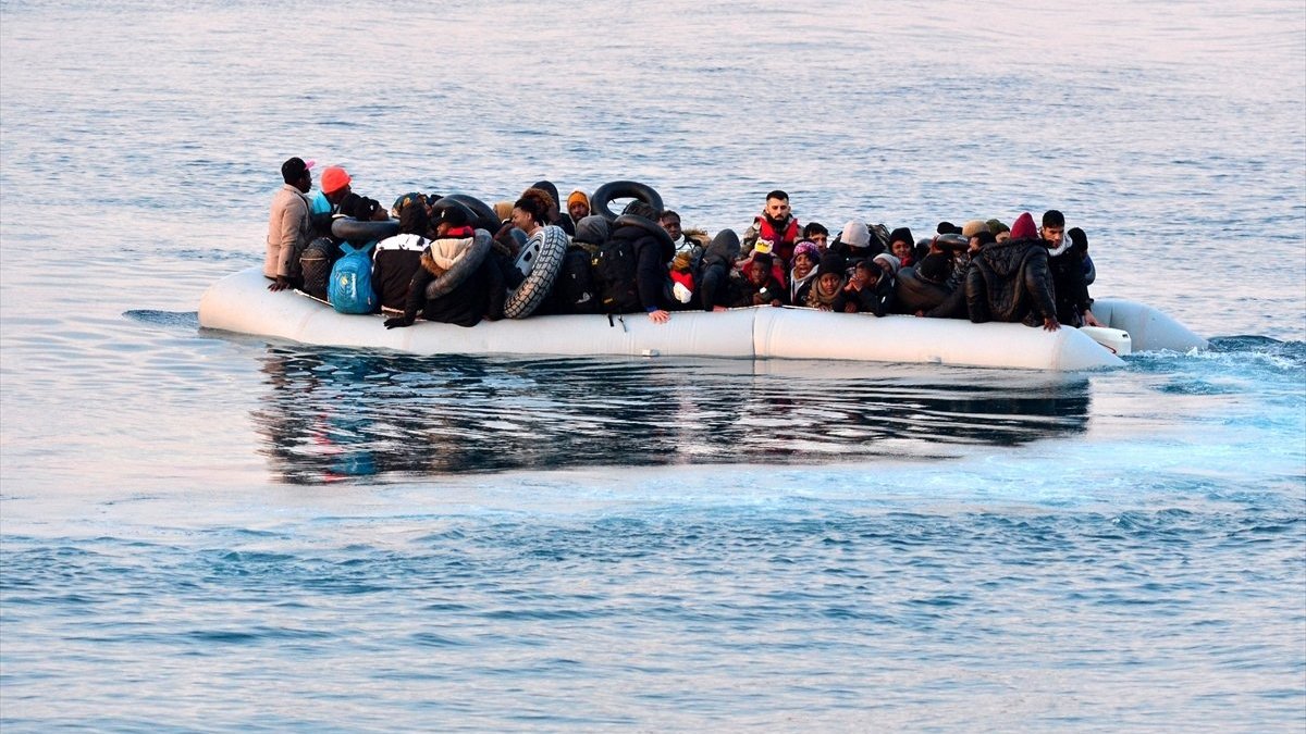 Libya açıklarında göçmenleri taşıyan bot alabora oldu