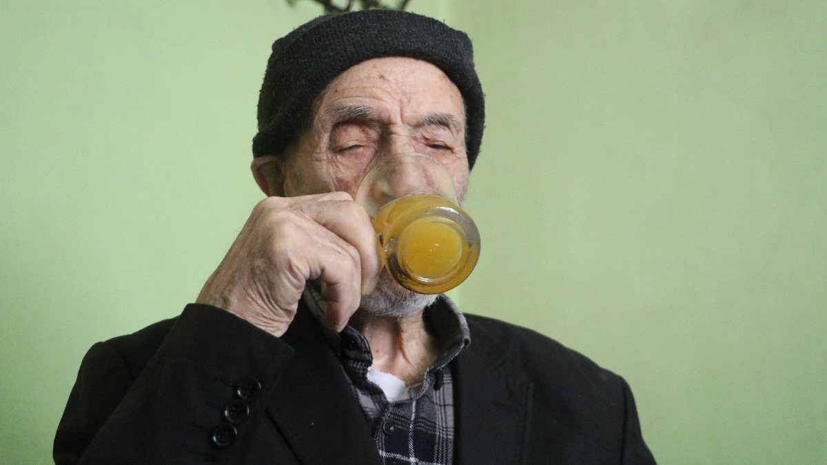 Malatya’da koronaya yakalanmayan 110 yaşındaki Mahmut dedenin sırrı