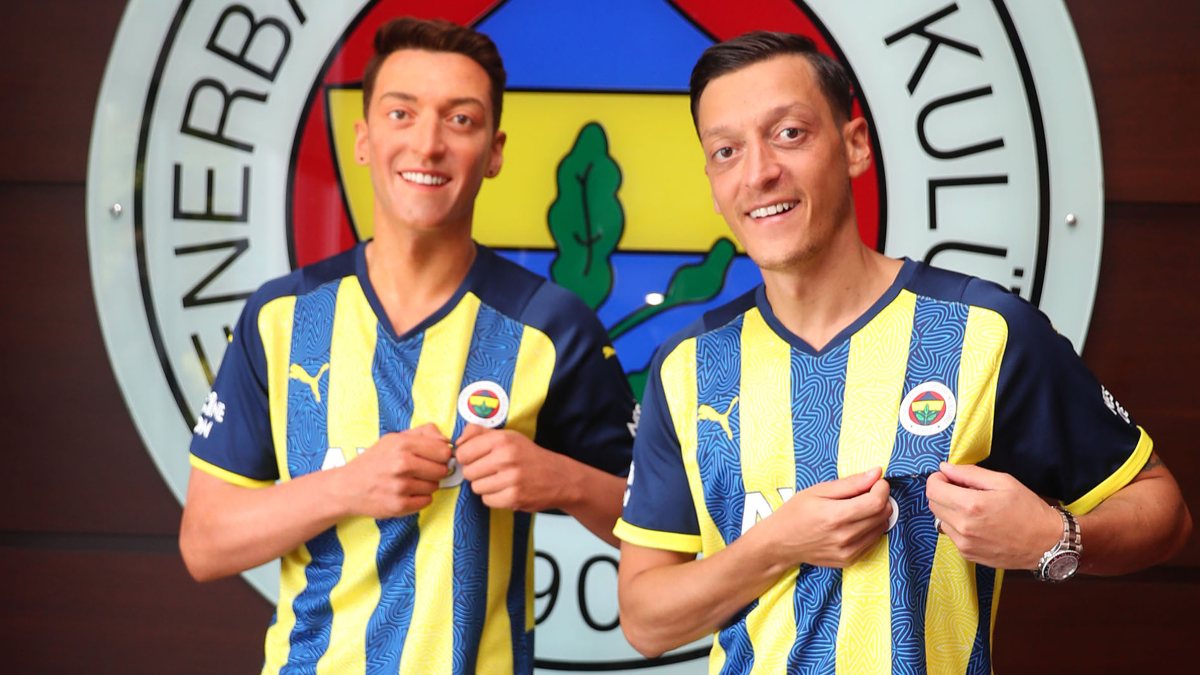 mesut-ozil-balmumu-heykeliyle-fotograf-cekildi-MY7zUJ6T.jpg