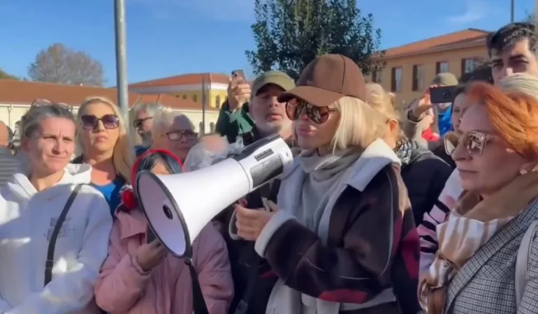 İstanbul Valiliği Önünde Sokak Hayvanları İçin Protesto: Beslemeye Devam Mesajı