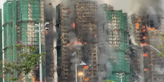 Hong Kong’u Saran Dev Yangın: 2 Bin Daireli Site Küle Döndü