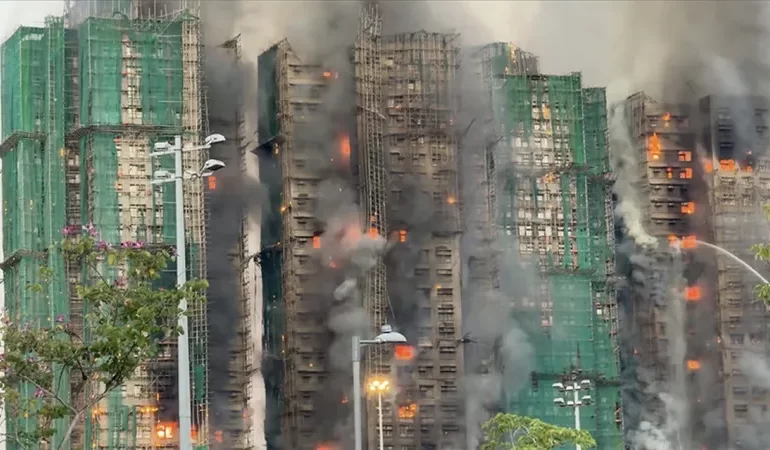 Hong Kong’u Saran Dev Yangın: 2 Bin Daireli Site Küle Döndü