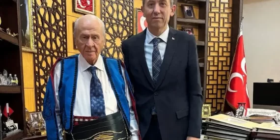 Devlet Bahçeli, Karaşar Türkmen Alevilerini Mahalli Kıyafetle Onurlandırdı