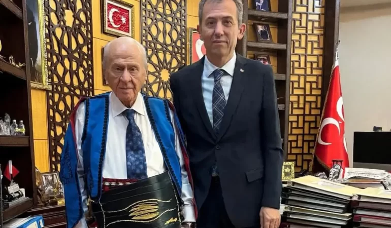 Devlet Bahçeli, Karaşar Türkmen Alevilerini Mahalli Kıyafetle Onurlandırdı
