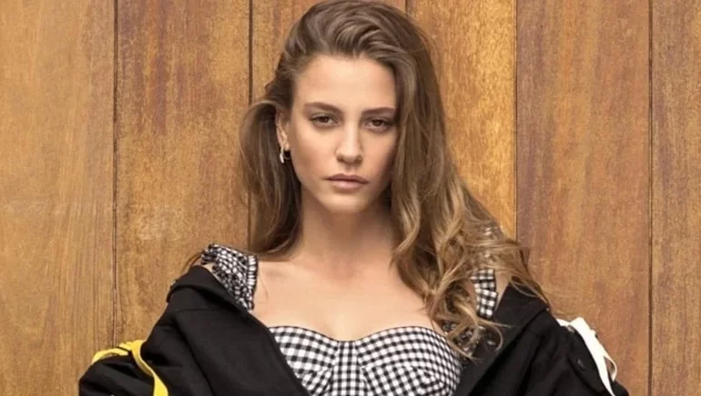 Serenay Sarıkaya’nın Ayakkabı Tercihi Sosyal Medyayı Karıştırdı
