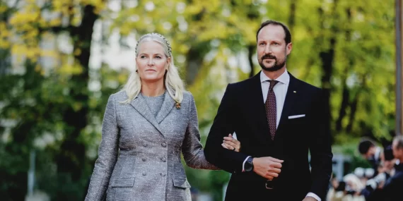 NORVEÇ PRENSESİ KRALİYET GÖREVİNDEN UZAKLAŞTIRILDI