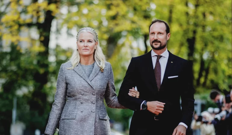 NORVEÇ PRENSESİ KRALİYET GÖREVİNDEN UZAKLAŞTIRILDI