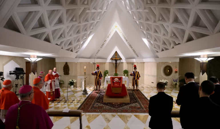 PAPA FRANCİS’E VEDA: TABUTU AÇIKTA, CENAZE RİTÜELLERİ BAŞLADI