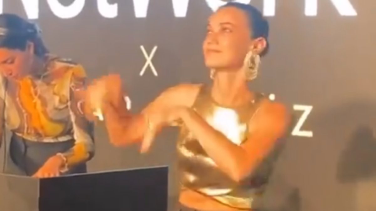 Pınar Deniz dans etti