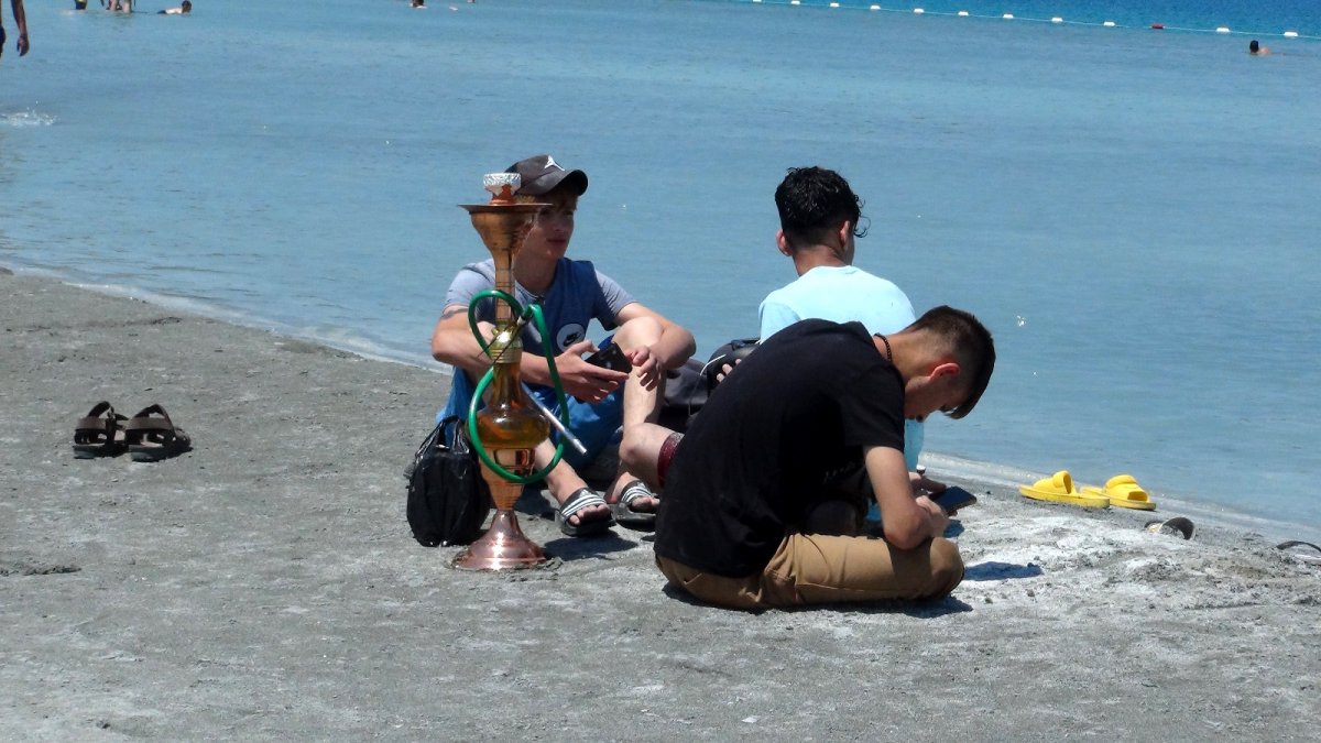 Salda Gölü’nde yasaklar unutuldu: Nargile içip, çamur banyosu yaptılar