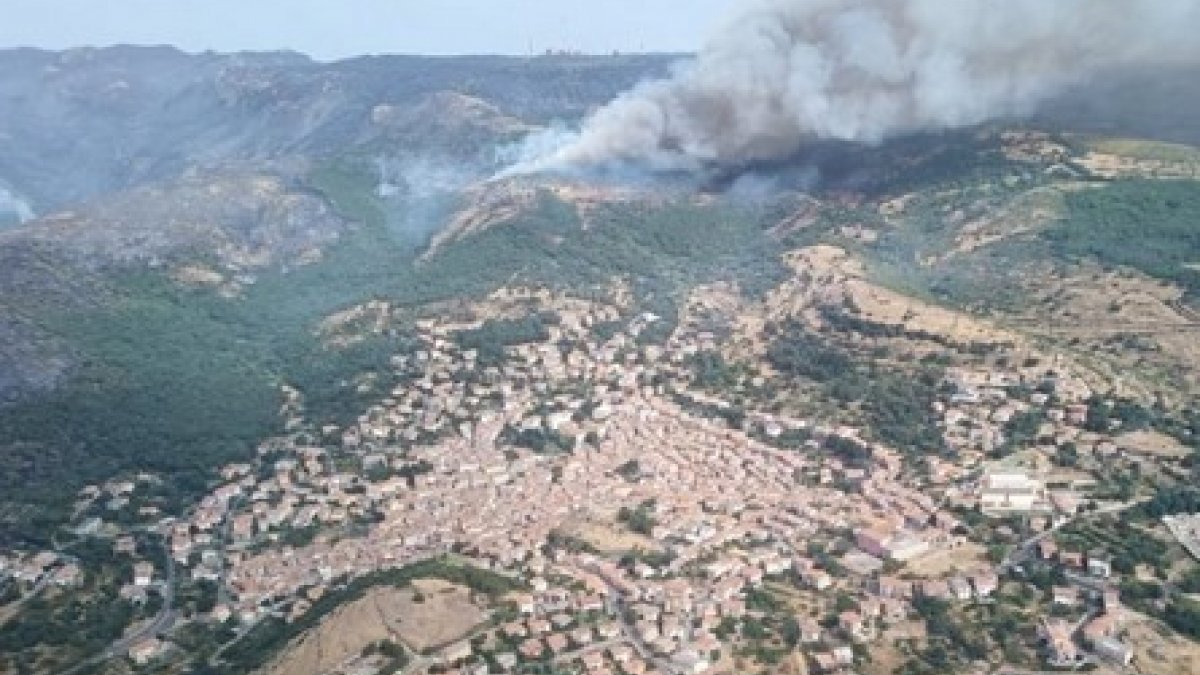Sardinya Adası’nda yangın: 1500’den fazla kişi tahliye edildi