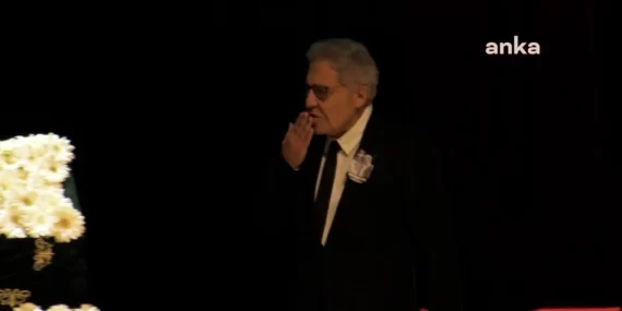 EDİP AKBAYRAM’A VEDA: ZÜLFÜ LİVANELİ ÖPÜCÜKLE UĞURLADI