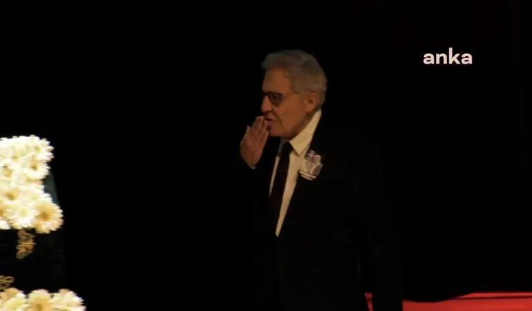 EDİP AKBAYRAM’A VEDA: ZÜLFÜ LİVANELİ ÖPÜCÜKLE UĞURLADI