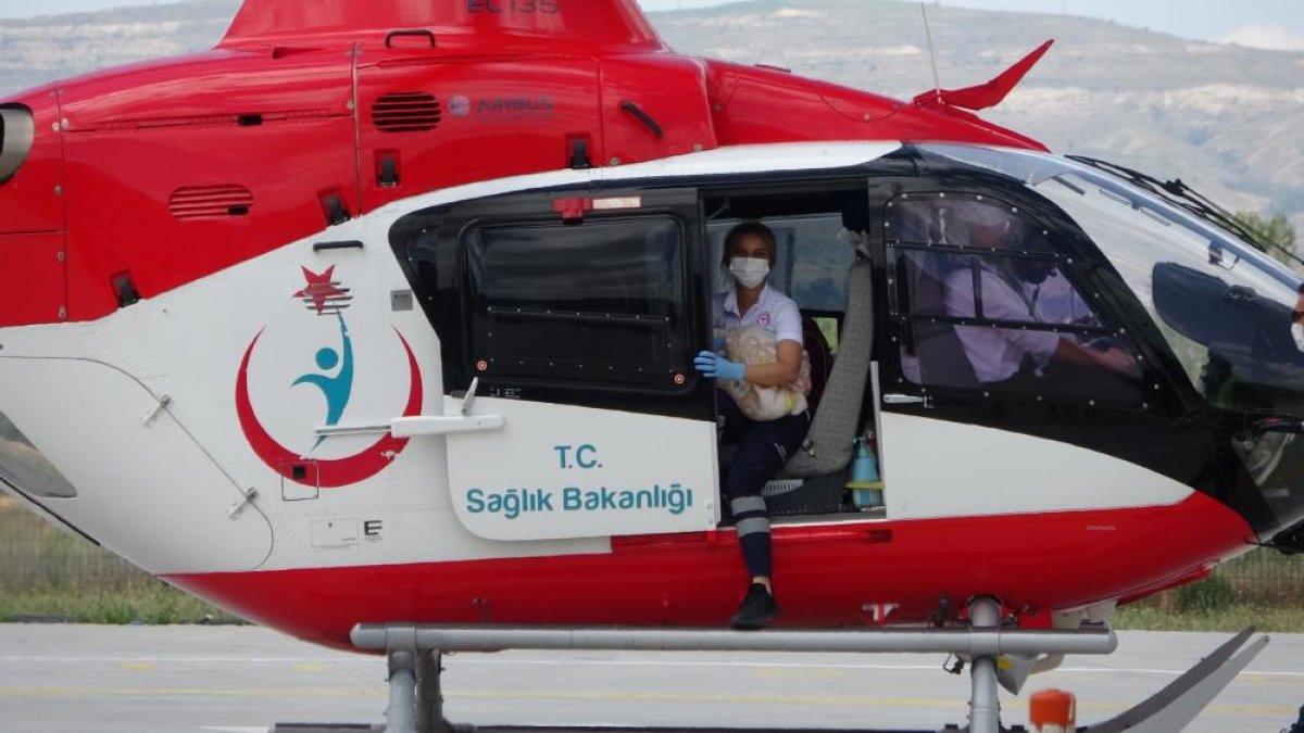 Sivas’ta ambulans helikopter 1 aylık bebek için havalandı