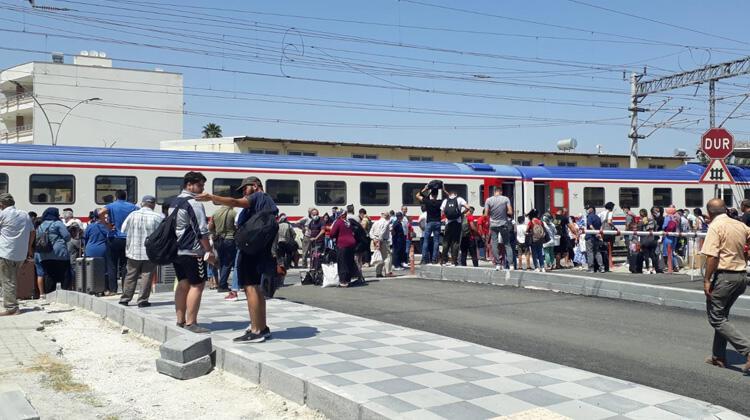 son-dakika-tren-ters-makasa-girdi-yolcular-tahliye-edildi-TiQcRtlb.jpg