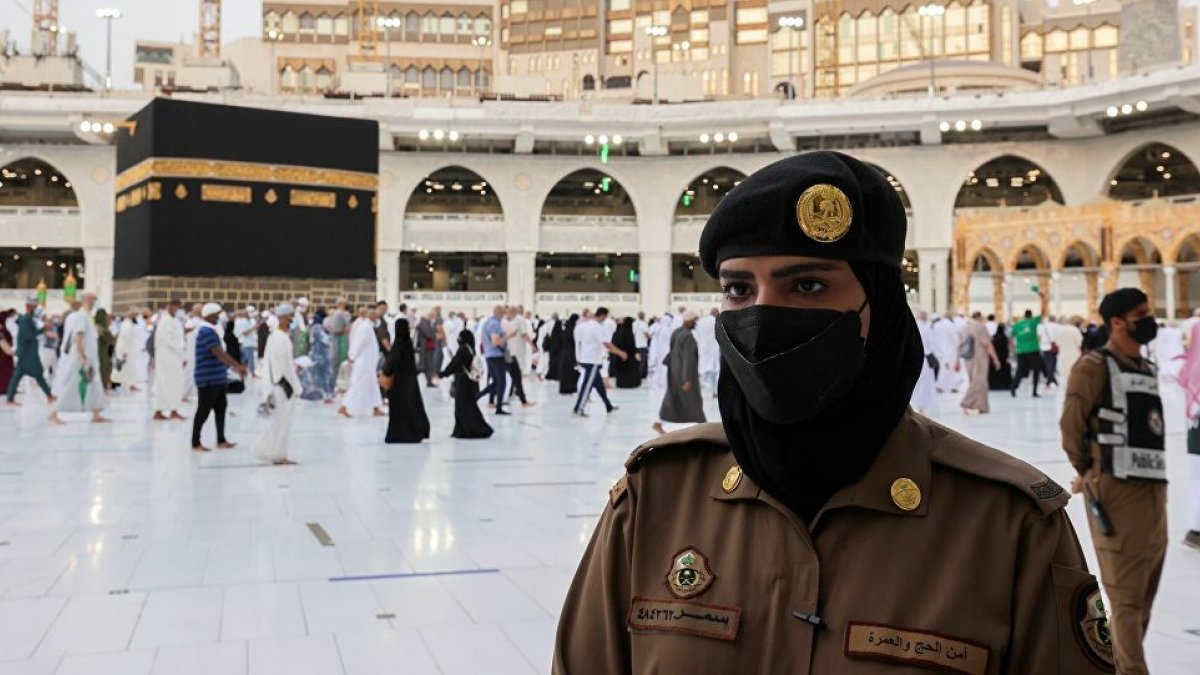Suudi Arabistan’da bir ilk: Kadın güvenlikler Hac sırasında nöbette