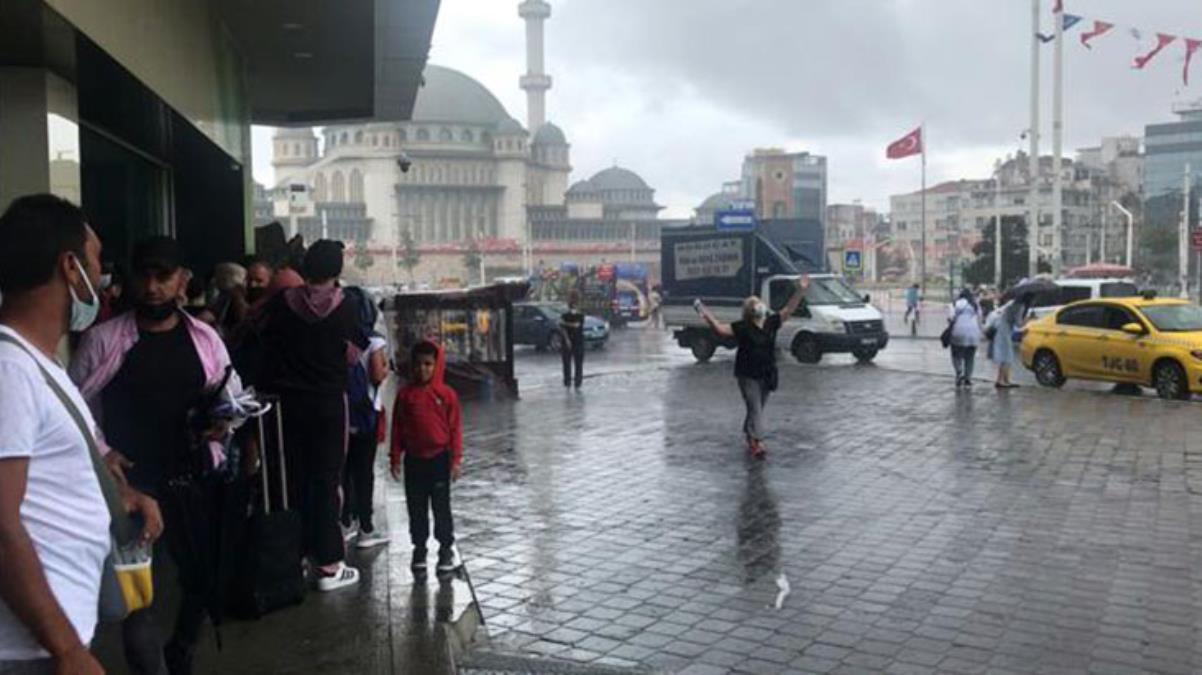 Taksim’de aniden bastıran sağanak yağış vatandaşlara zor anlar yaşattı