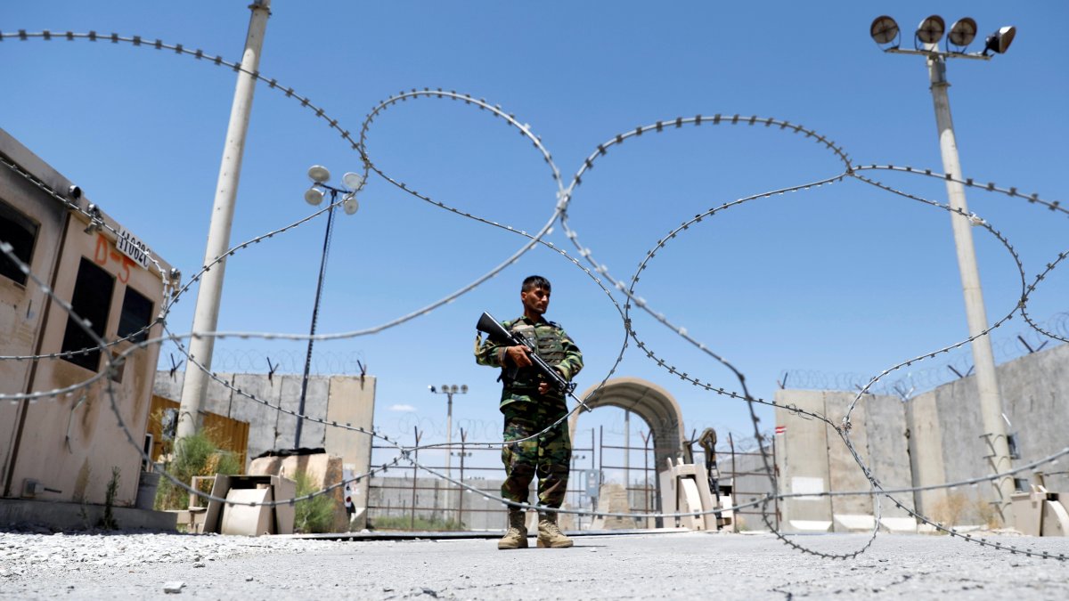 Taliban’dan kaçan 300’den fazla Afgan askeri Tacikistan’a sığındı