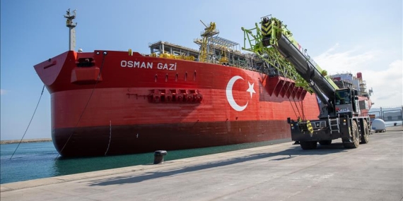 TÜRKİYE’NİN İLK YÜZER DOĞAL GAZ ÜRETİM PLATFORMU OSMAN GAZİ FİLYOS LİMANI’NA ULAŞTI