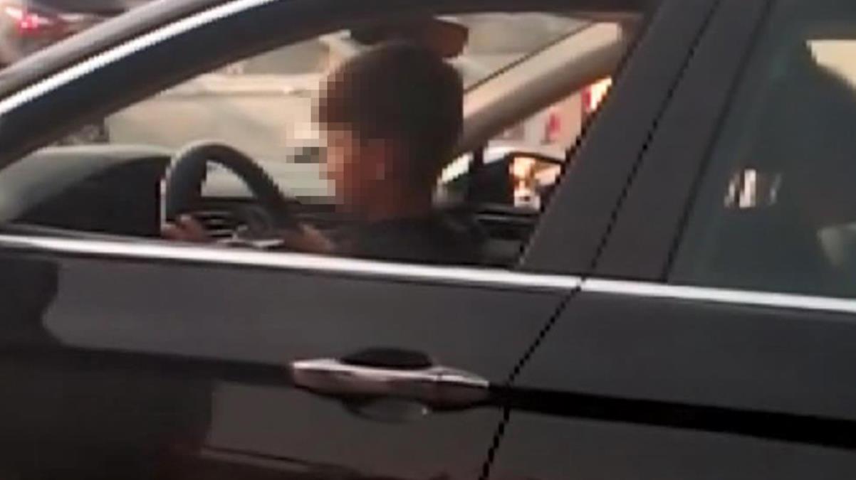 Trafikte akılalmaz görüntü! İstanbul trafiğinde otomobil kullanan çocuk kamerada