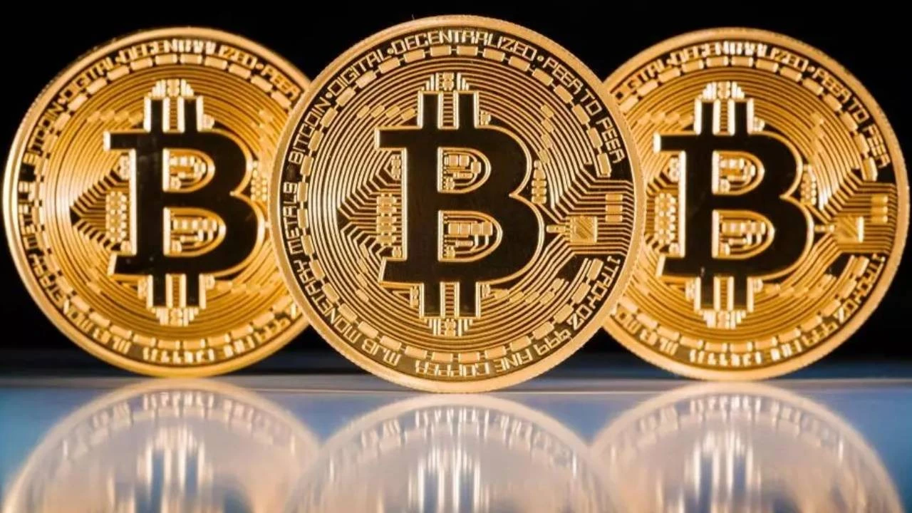 trumpin-zaferiyle-yukselise-gecen-bitcoinden-tarihi-rekor-82-bin-dolara-yaklasti-dxbh_cover