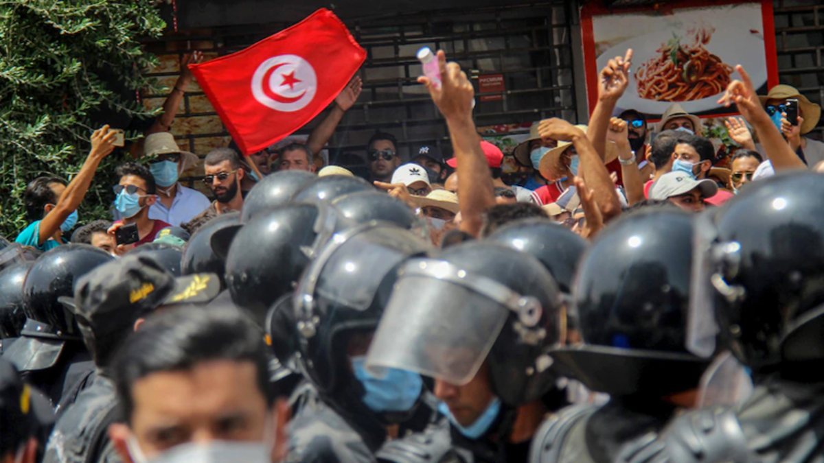 Tunus’ta 1 ay süreyle sokağa çıkma yasağı ilan edildi