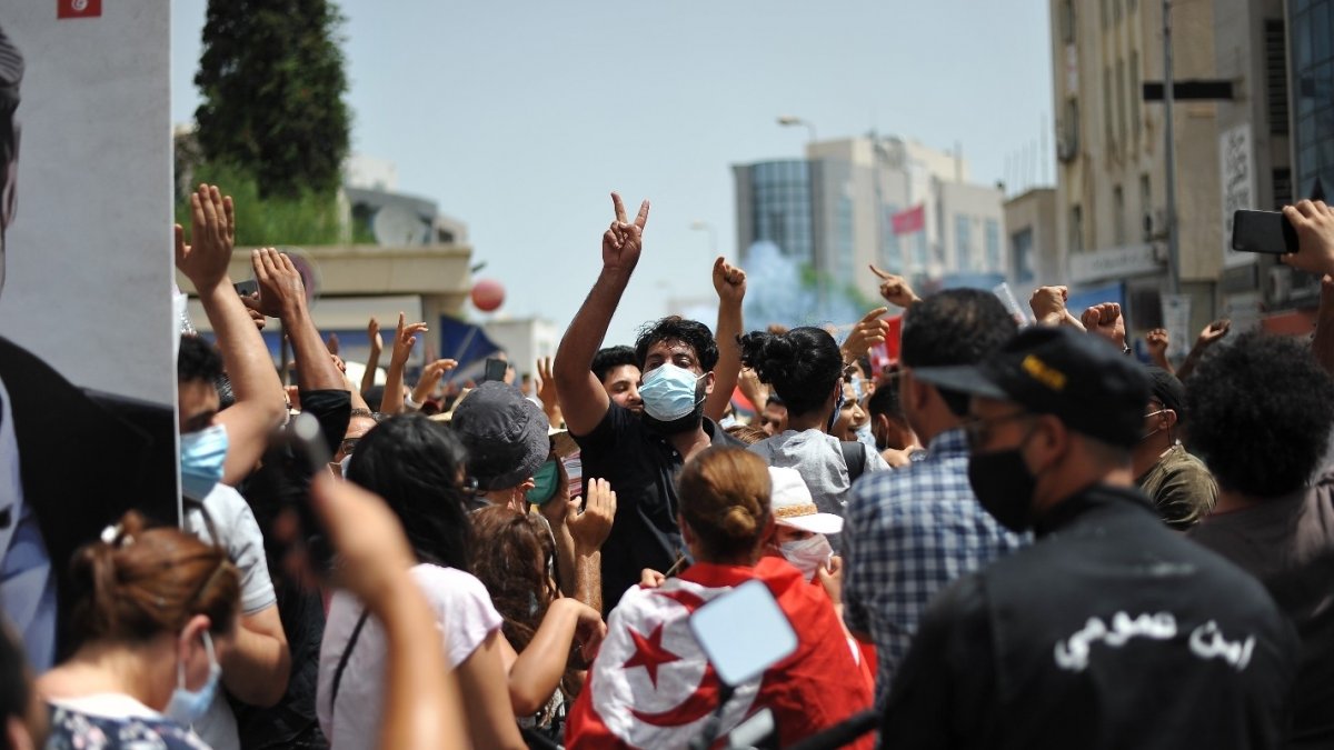 Tunus’ta göstericiler Nahda Hareketi’nin genel merkezine baskın düzenlemeye çalıştı