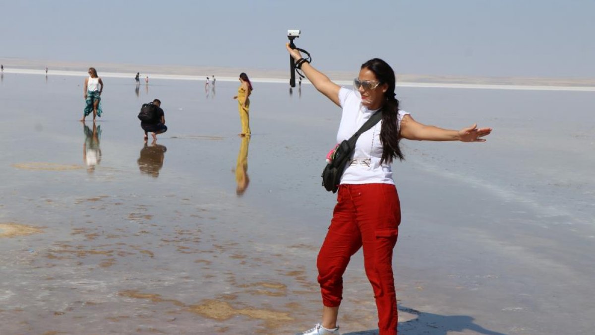 Tuz Gölü yerli ve yabancı turistlerin akınına uğradı
