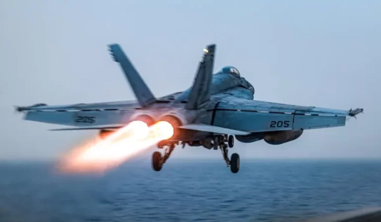 60 MİLYON DOLARLIK SAVAŞ UÇAĞI KIZILDENİZ’E DÜŞTÜ