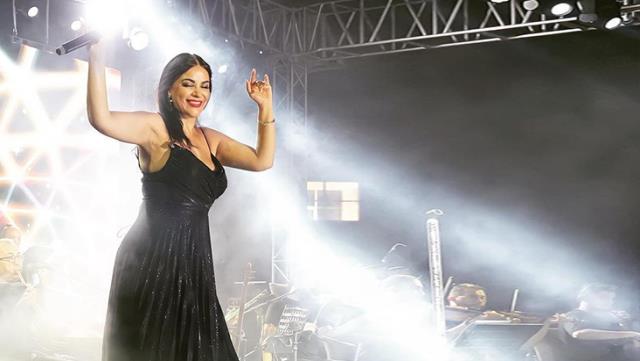 Ünlü şarkıcı Zara, konserinde giydiği dekolteli siyah elbisesiyle hayranlarını mest etti