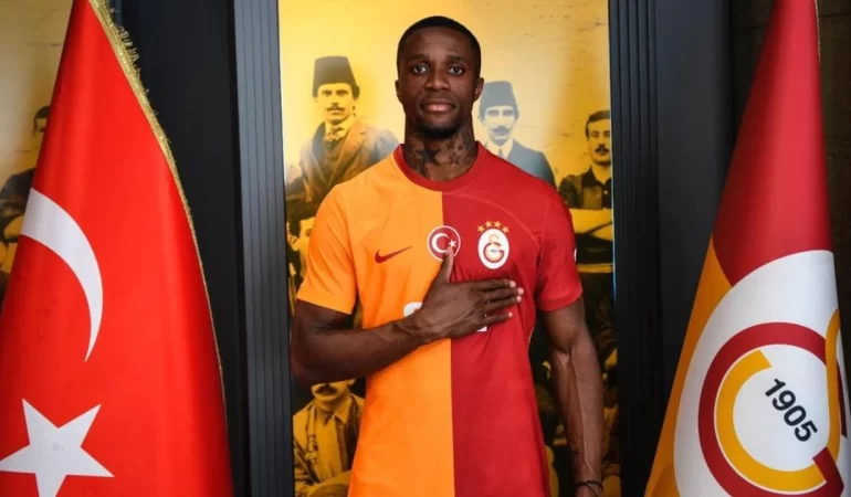 ZAHA’DAN TARAFTARLARA ELEŞTİRİ: HER YERDE NEFRETLE KARŞILAŞIYORUM!