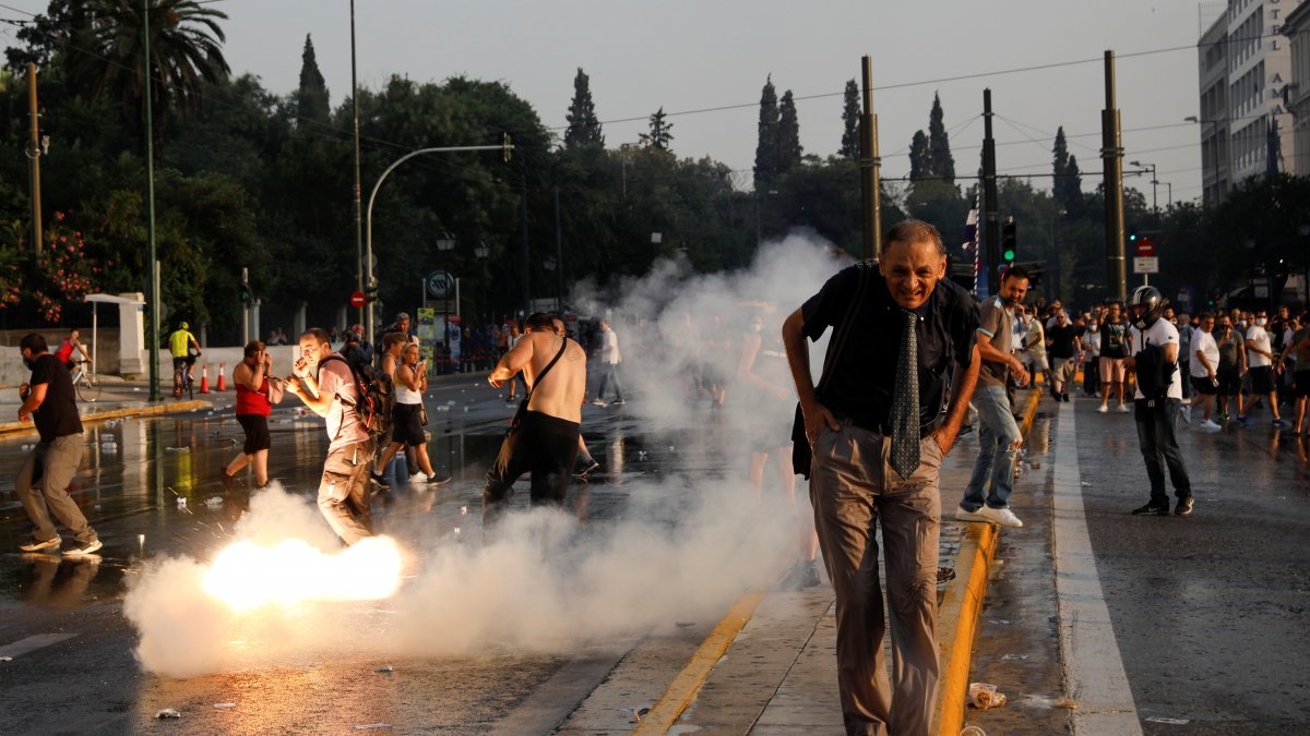 Yunanistan’da zorunlu aşı karşıtları sokağa indi