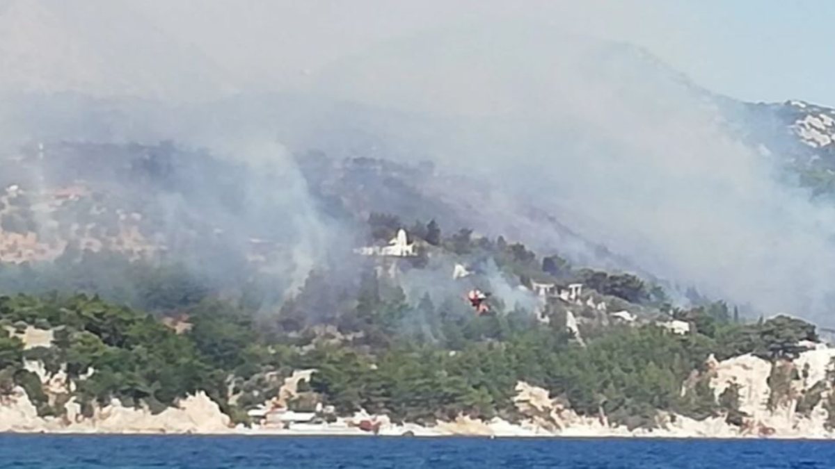 Yunanistan’ın Sisam adasında yangın